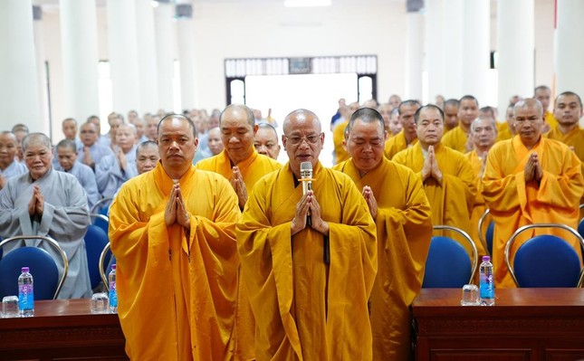 Hòa thượng Thích Quảng Hà, Phó Chủ tịch Hội đồng Trị sự, Trưởng ban Trị sự GHPGVN tỉnh Nam Định, ngôi Đường chủ hạ trường cùng chư tôn đức tiếp đoàn - Ảnh: Diệu Tường