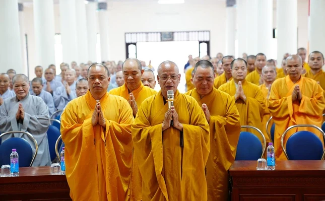 Hòa thượng Thích Quảng Hà, Phó Chủ tịch Hội đồng Trị sự, Trưởng ban Trị sự GHPGVN tỉnh Nam Định, ngôi Đường chủ hạ trường cùng chư tôn đức tiếp đoàn - Ảnh: Diệu Tường