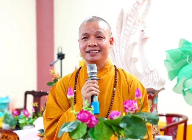 Đón tiếp đoàn ngày 28-7, tại trường hạ cơ sở II (tổ đình Kim Liên), có Thượng tọa Thích Minh Quang, Trưởng ban Trị sự GHPGVN tỉnh Ninh Bình, Trưởng ban Chỉ đạo khóa an cư Phật lịch 2568 của tỉnh, cùng Tăng Ni hành giả an cư - Ảnh: Diệu Tường