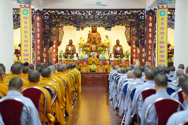 Trưởng lão Hòa thượng Thích Thanh Nhiễu sách tấn, động viên chư Tăng Ni hành giả an cư tại tỉnh Nam Định - Ảnh: Diệu Tường