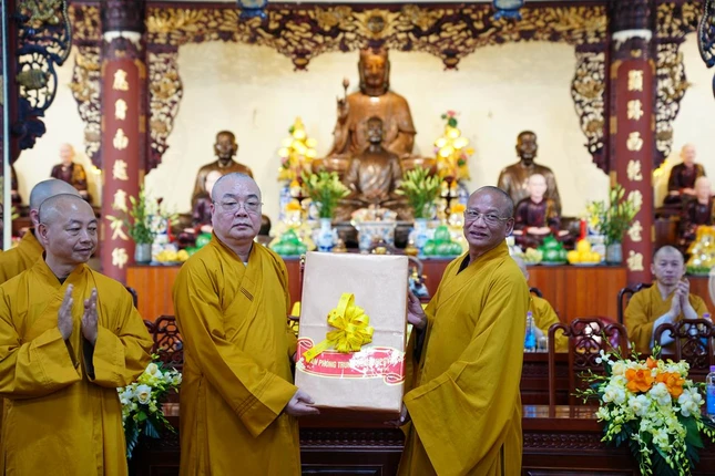 Trưởng lão Hòa thượng Thích Thanh Nhiễu trao cúng dường đến trường hạ tỉnh Nam Định - Ảnh: Diệu Tường
