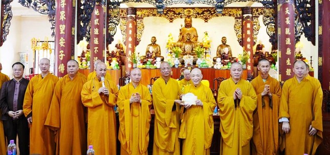 Ban Hoằng pháp T.Ư và Ban Kinh tế - Tài chính T.Ư trao cúng dường đến trường hạ tỉnh Nam Định - Ảnh: Diệu Tường