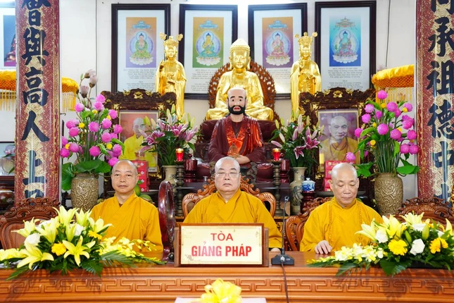 Trưởng lão Hòa thượng Thích Thanh Nhiễu, Ủy viên Thường trực Hội đồng Chứng minh, Phó Chủ tịch Thường trực Hội đồng Trị sự, cùng đoàn chư tôn đức Ban Hoằng pháp T.Ư và Ban Kinh tế - Tài chính T.Ư thăm, cúng dường trường hạ tỉnh Hải Dương - Ảnh: Diệu Tường