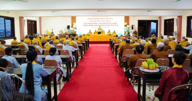 Hòa thượng Thích Bảo Nghiêm sách tấn đến hành giả an cư tại Ninh Bình - Ảnh: Diệu Tường