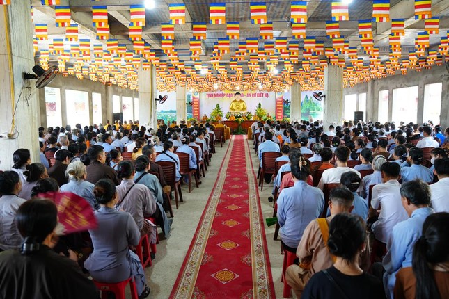 Tại Trung tâm văn hóa Phật giáo tỉnh Hà Tĩnh, gần 1.000 Phật tử đã tập trung về cung đón đoàn chư tôn đức và nghe thuyết giảng - Ảnh: Diệu Tường