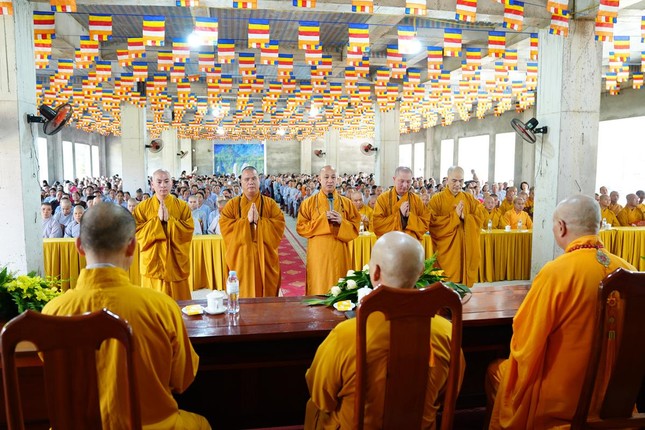 Tác bạch cúng dường - Ảnh: Diệu Tường