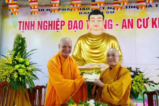 Hòa thượng Thích Huệ Phước, Ủy viên Thường trực Hội đồng Trị sự, Phó Thường trực Ban Hoằng pháp T.Ư trao cúng dường đến trường hạ tại tỉnh Hà Tĩnh do Hòa thượng Thích Bảo Nghiêm, Trưởng ban Trị sự GHPGVN tỉnh đón nhận - Ảnh: Diệu Tường