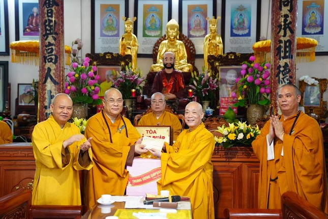 Hòa thượng Thích Bảo Nghiêm trao cúng dường đến trường hạ - Ảnh: Diệu Tường