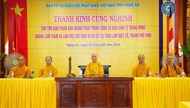 Hòa thượng Thích Bảo Nghiêm, Phó Chủ tịch Hội đồng Trị sự, Trưởng ban Hoằng pháp T.Ư làm trưởng đoàn, cùng thành viên Ban Hoằng pháp T.Ư và ban Kinh tế - Tài chính T.Ư thăm cúng dường trường hạ tại Nghệ An - Ảnh: Diệu Tường