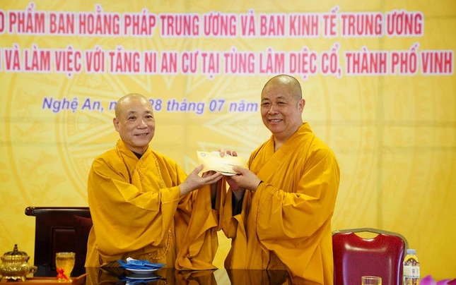 Hòa thượng Thích Bảo Nghiêm trao cúng dường đến trường hạ tại Nghệ An - Ảnh: Diệu Tường