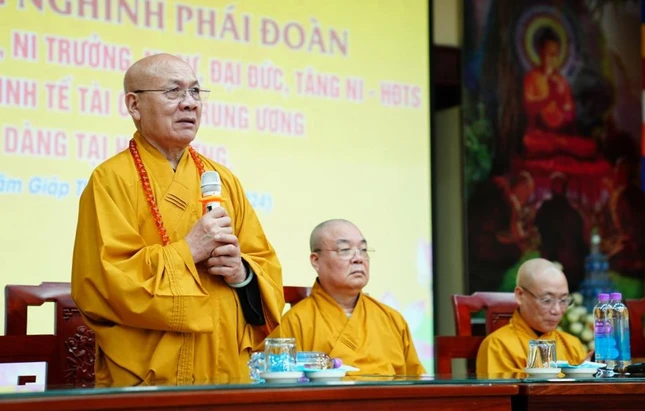 Hòa thượng Thích Quảng Tùng, Phó chủ tịch Hội đồng Trị sự, Trưởng ban Trị sự GHPGVN thành phố Hải Phòng phát biểu chào mừng đoàn đến thăm cúng dường trường hạ tại TP.Hải Phòng, ngày 27-7 - Ảnh: Diệu Tường