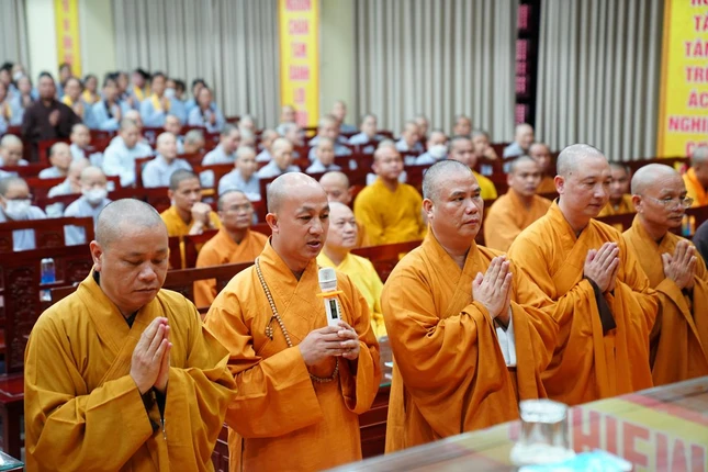 Đại diện đoàn Ban Hoằng pháp T.Ư và Ban Kinh tế - Tài chính T.Ư tác bạch cúng dường - Ảnh: Diệu Tường