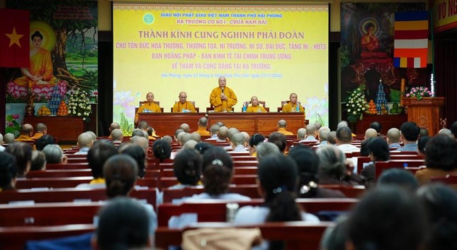 Trưởng lão Hòa thượng Thích Thanh Nhiễu sách tấn đến hành giả an cư TP.Hải Phòng - Ảnh: Diệu Tường