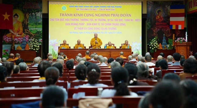 Trưởng lão Hòa thượng Thích Thanh Nhiễu sách tấn đến hành giả an cư TP.Hải Phòng - Ảnh: Diệu Tường