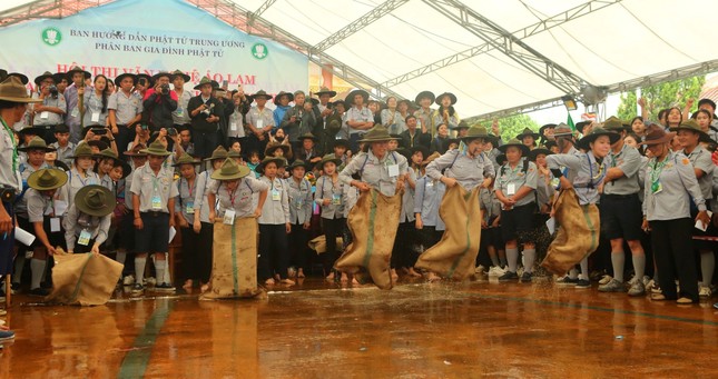 Thi nhảy bao bố dành cho nữ - Ảnh: TT trại Lục Hòa III