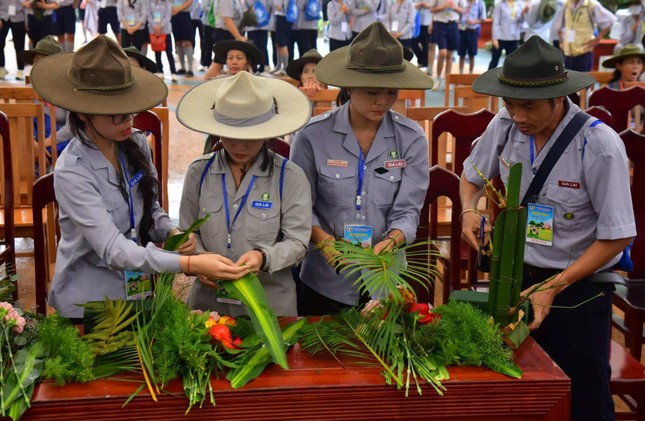 Trong thời gian 30 phút, với sự phối hợp nhịp nhàng, các đội thi đã nhanh chóng hoàn thành tác phẩm của mình - Ảnh: TT trại Lục Hòa III