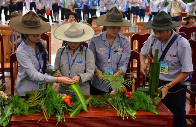 Trong thời gian 30 phút, với sự phối hợp nhịp nhàng, các đội thi đã nhanh chóng hoàn thành tác phẩm của mình - Ảnh: TT trại Lục Hòa III