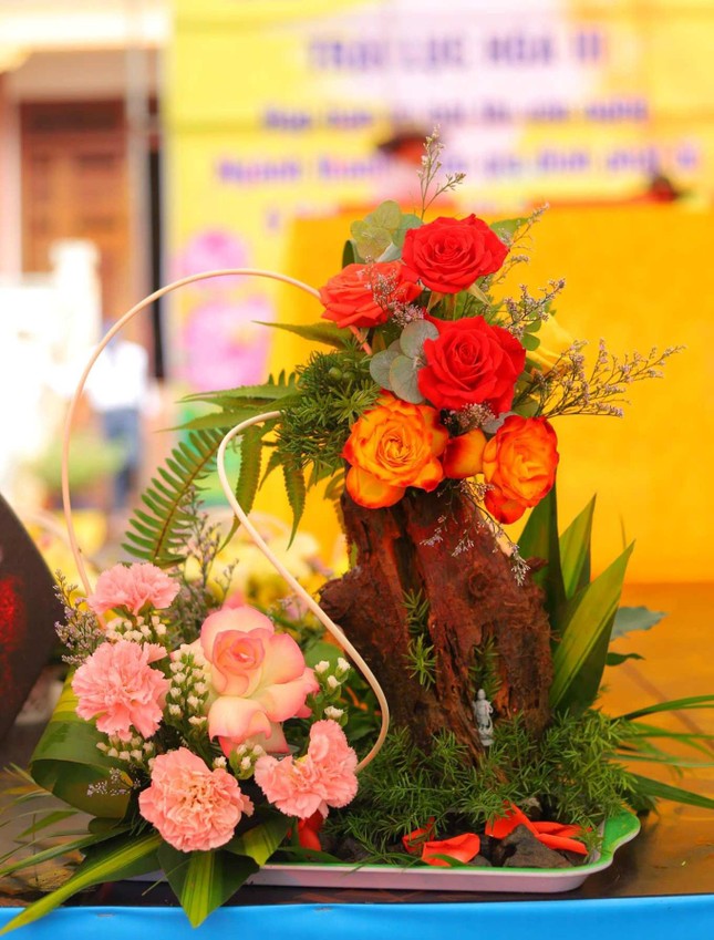 Tác phẩm cắm hoa hoàn chỉnh - Ảnh: TT trại Lục Hòa III