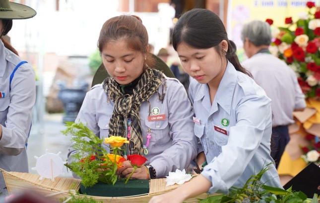 Phần thi cắm hoa - Ảnh: TT trại Lục Hòa III