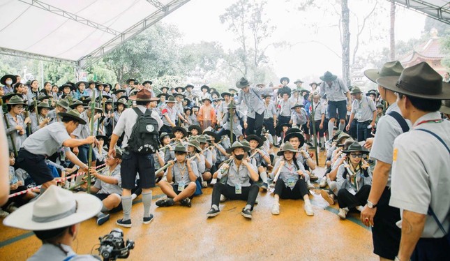 Mỗi đội chơi gồm có 5 nam 5 nữ, vật dụng balo, gậy cá nhân 1,6 m - Ảnh: TT trại Lục Hòa III