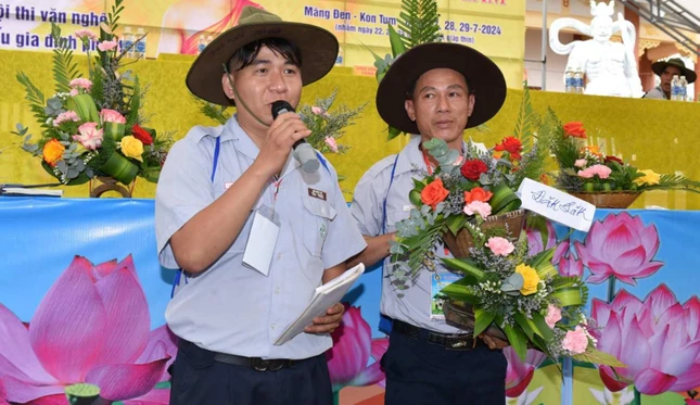 Thuyết trình về tác phẩm - Ảnh: TT trại Lục Hòa III