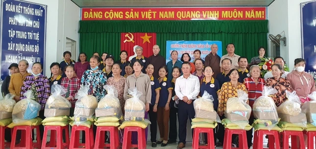 Tặng quà đến người dân tại xã Tân Lợi Thạnh Tặng quà đến người dân tại xã Tân Lợi Thạnh