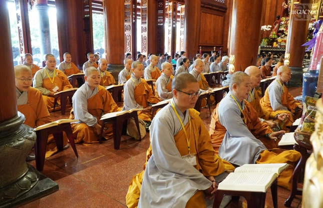 Chư Ni trong khóa lễ tụng kinh Di giáo Chư Ni trong khóa lễ tụng kinh Di giáo