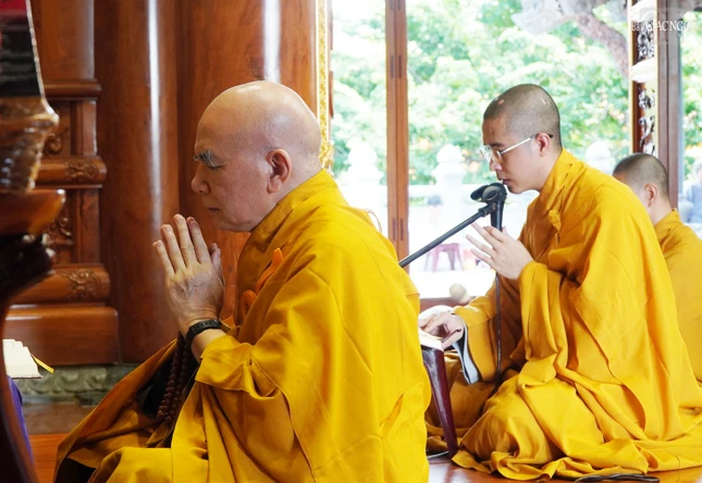 Khóa lễ tại Phật điện tu viện Vĩnh Nghiêm Khóa lễ tại Phật điện tu viện Vĩnh Nghiêm