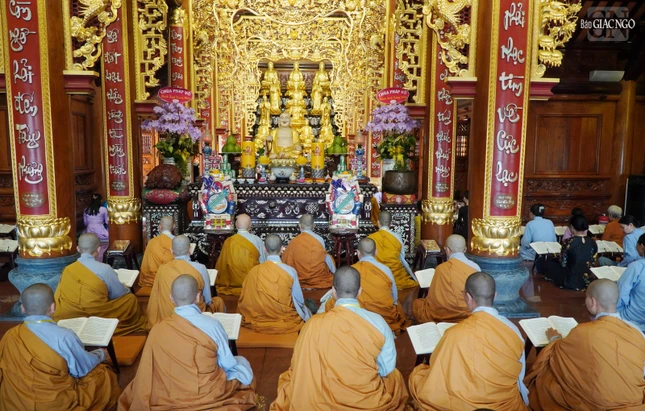 Trang nghiêm khóa lễ tụng kinh Di giáo tại Phật điện Trang nghiêm khóa lễ tụng kinh Di giáo tại Phật điện