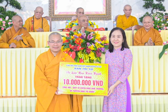 Đại đức Thích Thiện Tâm, Phó Thường trực Ban Trị sự GHPGVN huyện trao 10 triệu đồng ủng hộ quỹ "Vì Biển đảo quê hương - Vì tuyến đầu Tổ quốc"