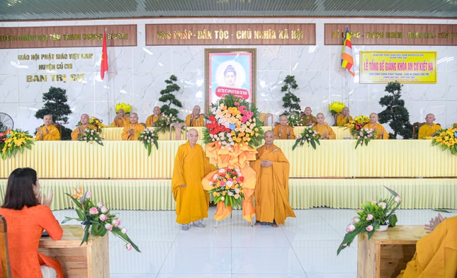 Hòa thượng Thích Nhật Hỷ trao lẵng hoa chúc mừng của Phật giáo TP.HCM