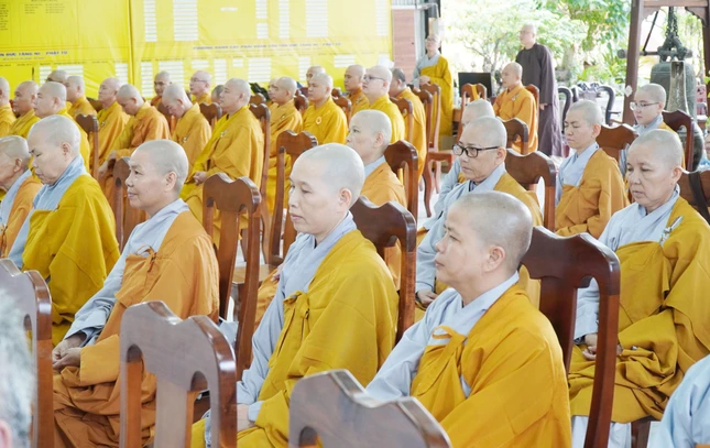 Chư Ni an cư tại chỗ tại chùa Liên Trì