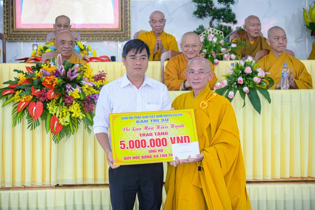 Thượng tọa Thích Tịnh Tâm, Phó ban kiêm Chánh Thư ký Ban Trị sự GHPGVN H.Củ Chi trao ủng hỗ quỹ học bổng của xã Tân Thông Hội