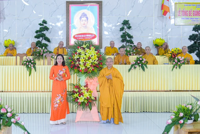 Lẵng hoa chúc mừng của chính quyền H.Củ Chi