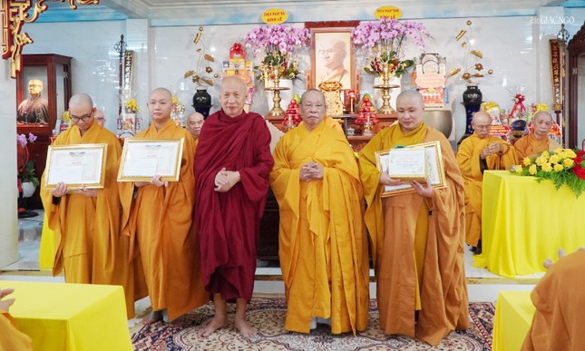 Trao phần thưởng đến hành giả an cư tại chùa Phật Đà