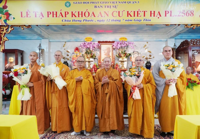 Trao thưởng đến chư Tăng tham dự hội thi diễn giảng cấp thành phố và đạt thứ hạng cao tại Đại giới đàn Từ Quang do Ban Trị sự GHPGVN TP.Cần Thơ tổ chức