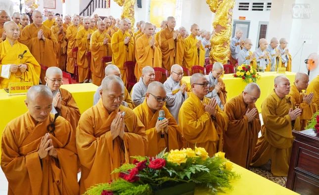 Đại đức Thích Thiện Châu, Phó Thường trực Ban Trị sự GHPGVN Q.3 thay mặt chư tôn đức tác bạch khánh tuế đến chư tôn đức