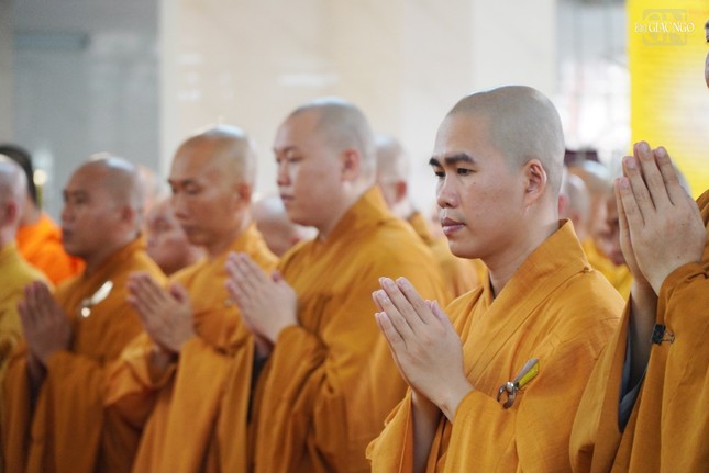 Lắng nghe lời đạo từ từ Trưởng lão Hòa thượng chứng minh