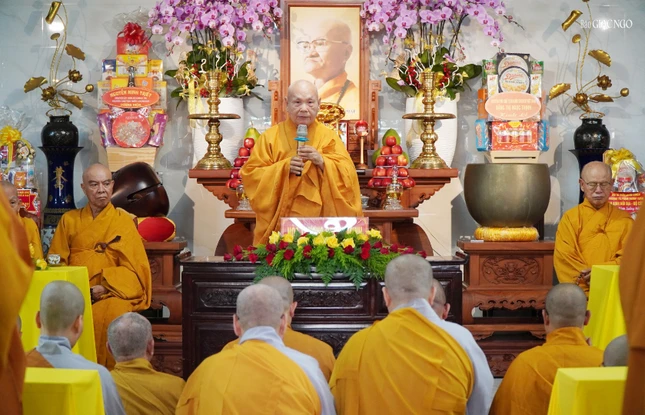 Trưởng lão Hòa thượng Thích Thiện Nhơn ban đạo từ chứng minh