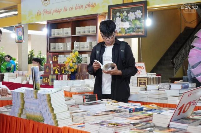 Không gian triển lãm sách tại chùa Vĩnh Nghiêm