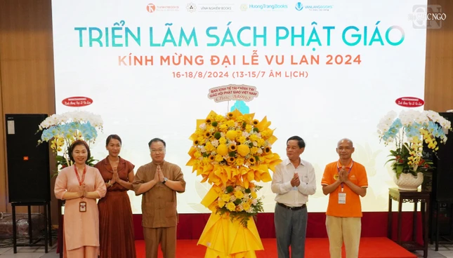 Lẵng hoa chúc mừng của Ban Kinh tế - Tài chính T.Ư đến Ban Tổ chức