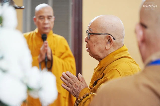 Trưởng lão Hòa thượng Thích Như Tín niêm hương, bạch Phật