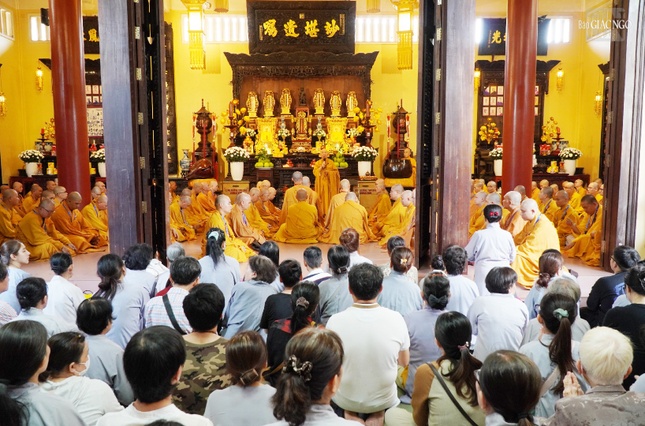 Trưởng lão Hòa thượng Thích Như Tín công nhận thêm một tuổi đạo cao quý đến chư hành giả và thay mặt chư Tăng thọ nhận cúng dường mùa Vu lan - Báo hiếu của Phật tử