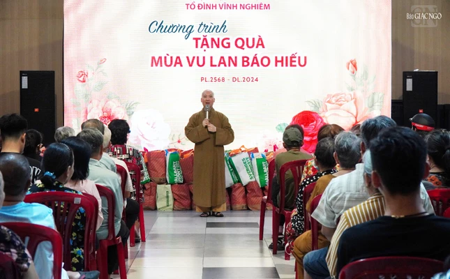 Đại đức Thích Nguyên Các phát biểu thăm hỏi đến bà con Đại đức Thích Nguyên Các phát biểu thăm hỏi đến bà con