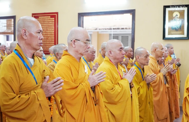 Trang nghiêm khóa lễ tại chánh điện chùa Ấn Quang