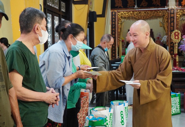 Đại đức Thích Nguyên Các, Phó trụ trì chùa Vĩnh Nghiêm trao quà đến người dân