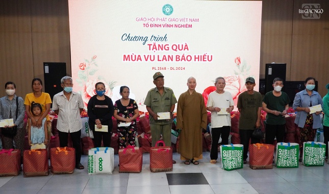 Mỗi phần quà chùa Vĩnh Nghiêm gửi tặng gồm có phong bì 300 ngàn đồng, 10 kg gạo, thùng mì, dầu ăn