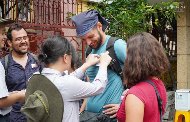 Niềm vui được cài hoa hồng Vu lan