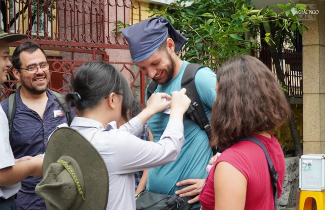 Niềm vui được cài hoa hồng Vu lan