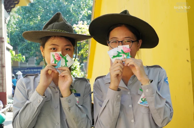 Rằm tháng Bảy năm ấy (1962), đoàn sinh viên Phật tử Sài Gòn họp nhau lại tại chùa Xá Lợi, làm lễ bông hồng cài áo lần đầu tiên